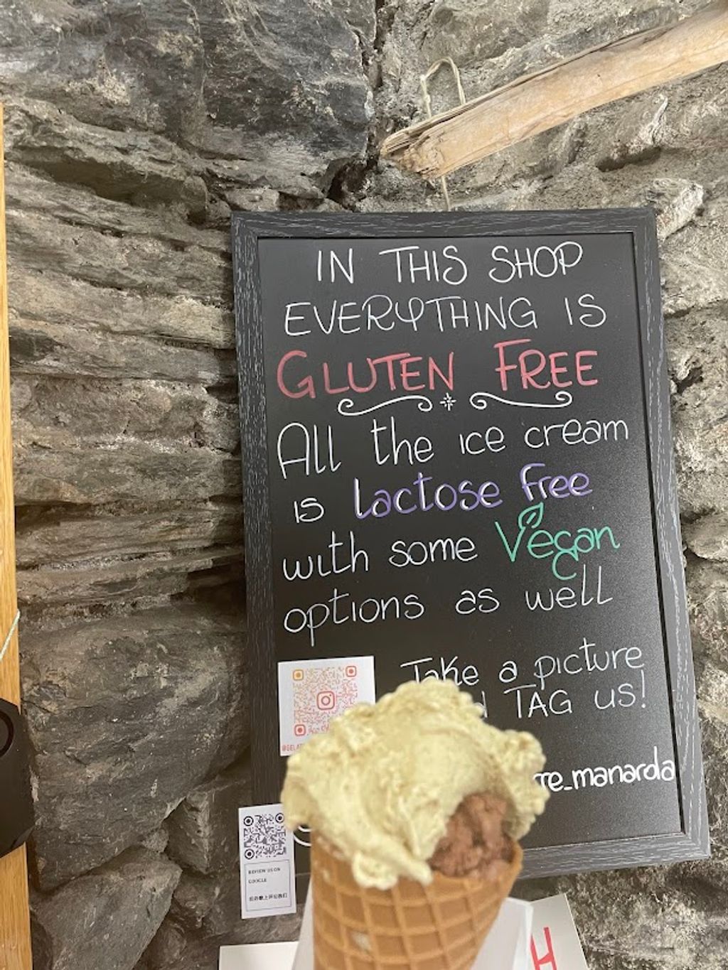 A gelato, in front of a sign highlighting that all the ice-cream is gluten and lactose free